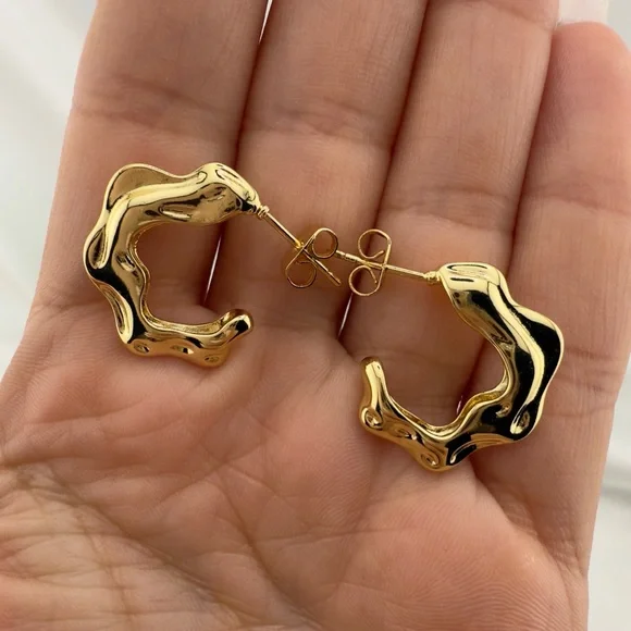 Zara 18k Gold Color Plated Wave Design Gold Hoop Earrings - Picture 6 of 9